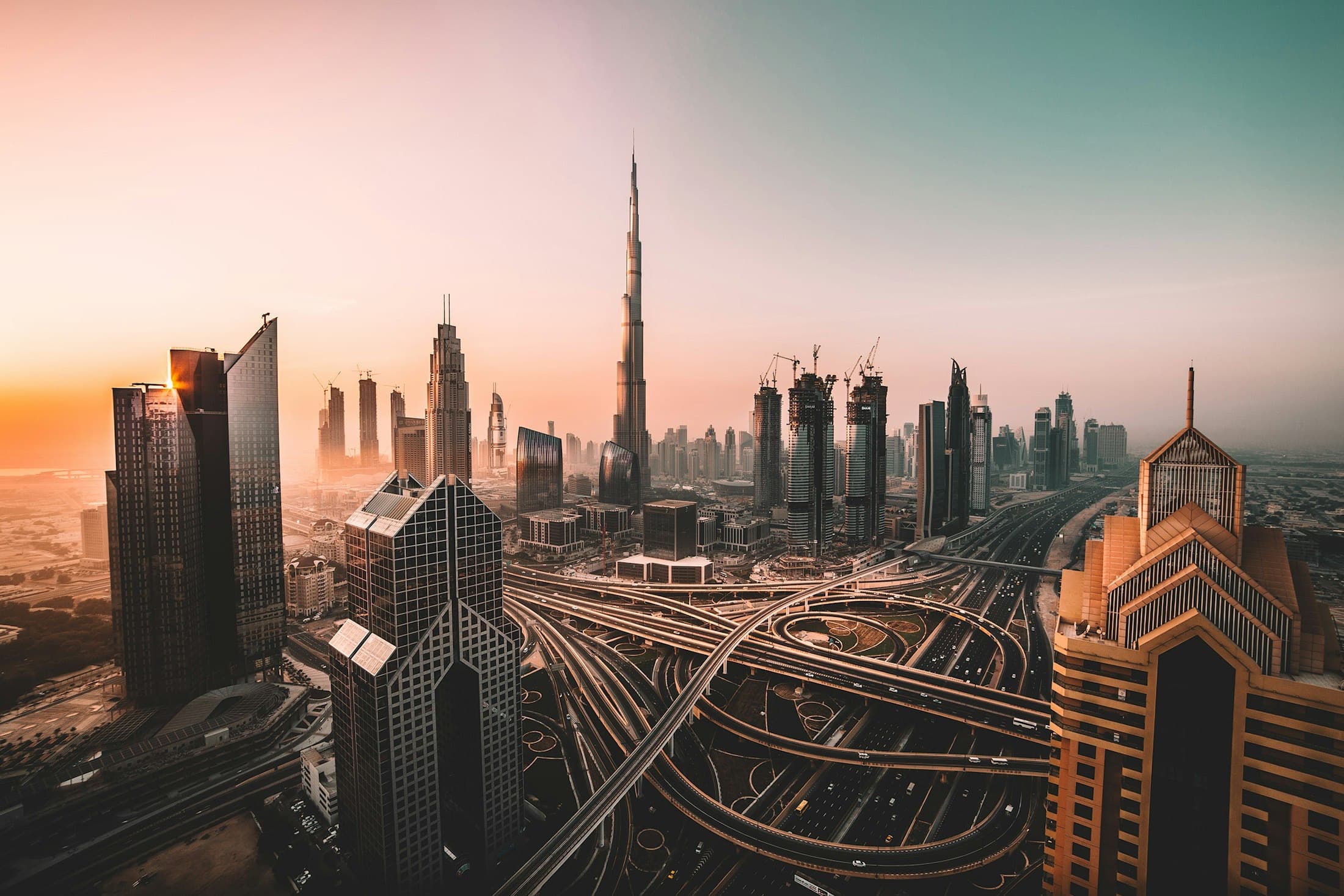 Gün batımında Dubai silueti ve Burj Khalifa